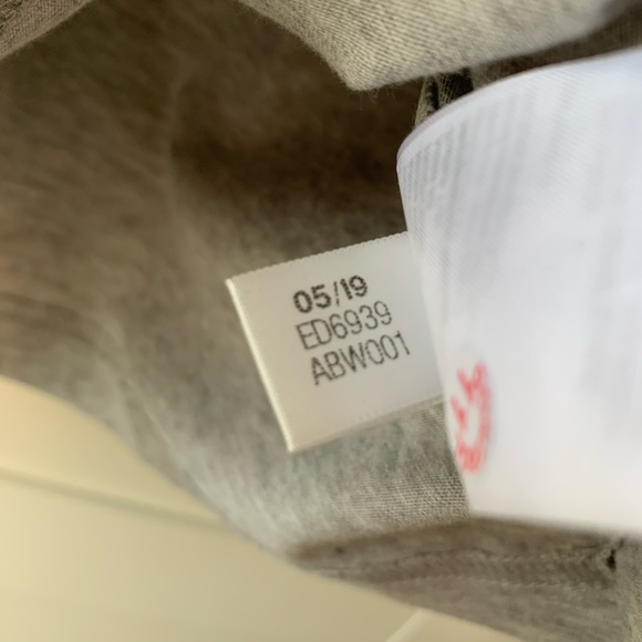 🏷NWT adidas logo tag T-shirt - Picture 5 of 5